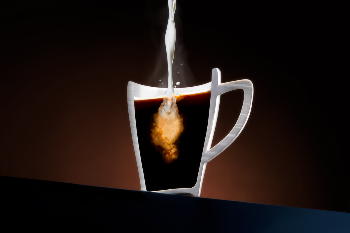 Produktová fotografia - Nápoje a tekutiny - Coffee half mug - šálka v reze - Fotograf Dušan Holovej